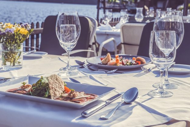 Wein und Essen am See