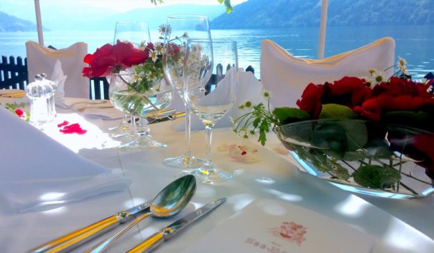 Auf dem Bild ist das Hochzeitsgedeck in der See Villa zu sehen